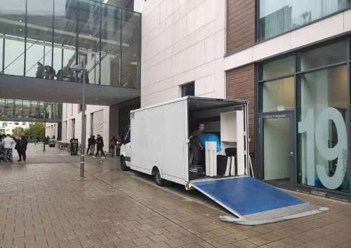 Möbeltransport mit LKW und Rampe vor Bürogebäude – Umzüge Ulm zuverlässig durchgeführt