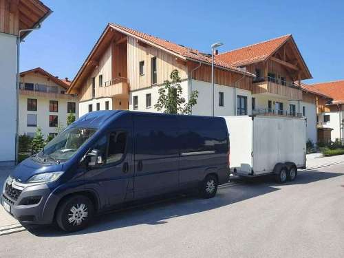Transporter mit Anhänger bei einem Wohnungsumzug – professionelles Umzugsunternehmen Ulm