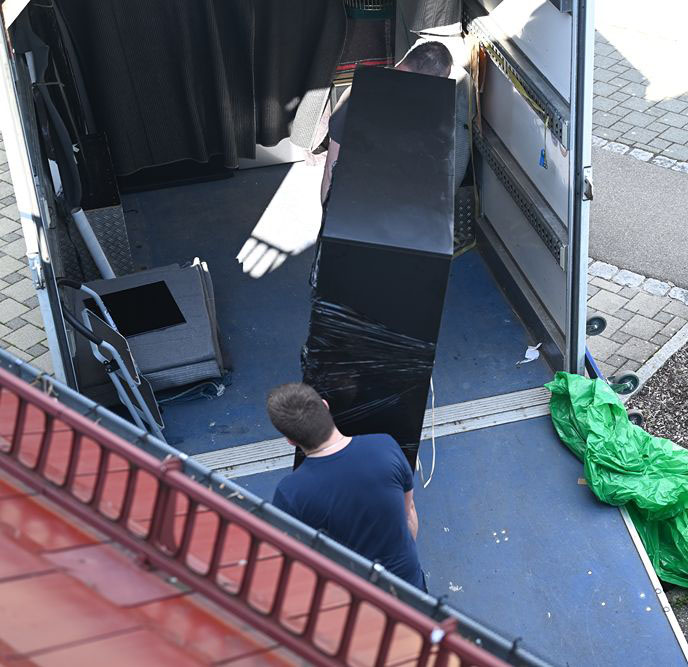Mitarbeiter von Umzüge und Hausmeisterservice Andreas beim Möbeltransport während eines Privatumzugs in Ulm